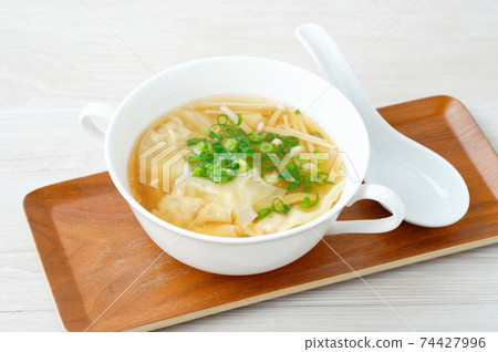 餛飩湯。餛飩湯用enoki蘑菇。中國湯。 74427996