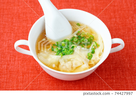 餛飩湯。餛飩湯用enoki蘑菇。中國湯。 74427997