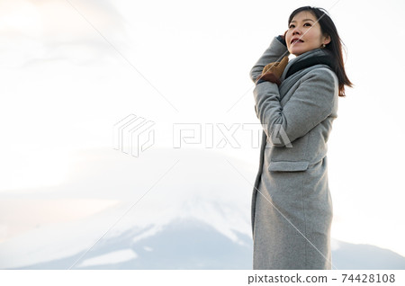 黃昏時分與富士山合影的女人 黃昏時分與富士山合影的女人 74428108