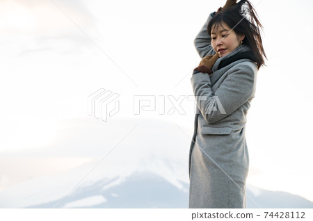 黃昏時分與富士山合影的女人 74428112