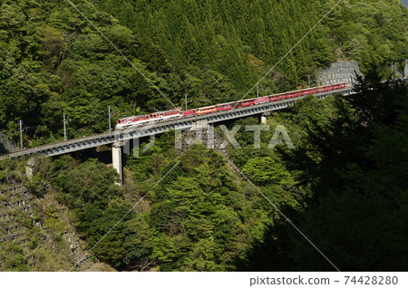 穿過綠色大井川鐵路井川線Apt型段的無軌電車 穿過綠色大井川鐵路井川線Apt型段的無軌電車 74428280