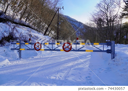 封閉道路(111號道路,中薩奈內)的圖像 封閉道路(111號道路,中薩奈內)的圖像 74430057