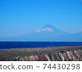 富士山漂浮在海上 74430298