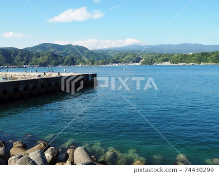 People fishing at the port of Nishiizu 74430299