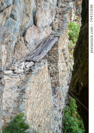 馬丘比丘(Machu Picchu)是古代印加帝國的考古遺址,位於南美秘魯安第斯山脈的山脊上,海拔約2,450 m。 馬丘比丘(Machu Picchu)是古代印加帝國的考古遺址,位於南美秘魯安第斯山脈的山脊上,海拔約2,450 m。 74431696