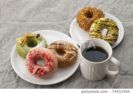 甜甜圈和咖啡 74432404