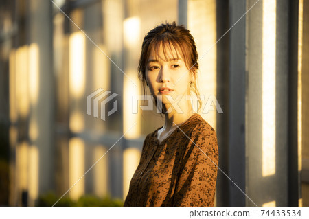 西喜和婦女 74433534