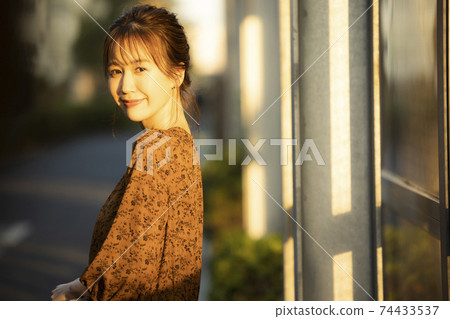 西喜和婦女 74433537