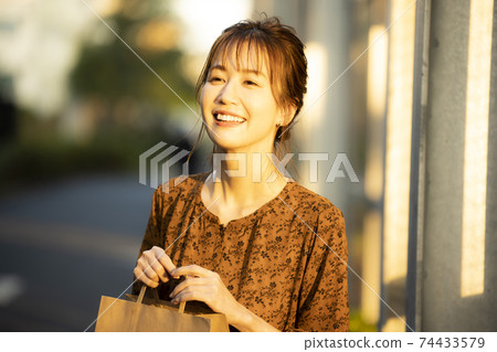 西喜和婦女 74433579