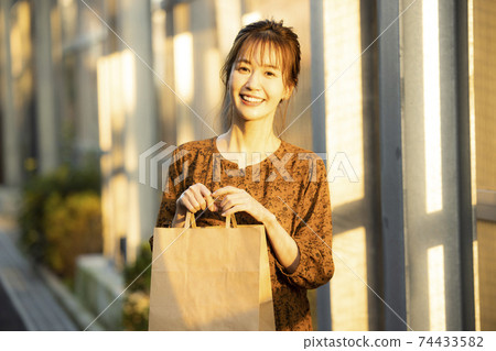 西喜和婦女 74433582