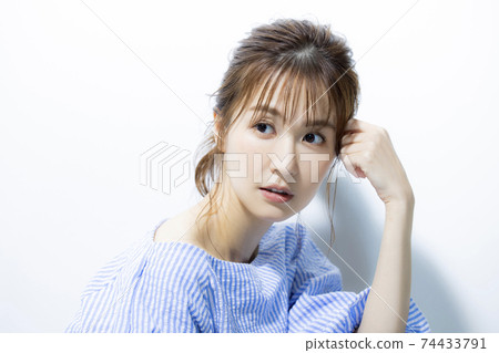 美麗的形象，躺在你的背上，陽光 74433791