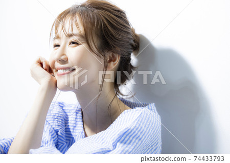 美麗的形象，躺在你的背上，陽光 74433793