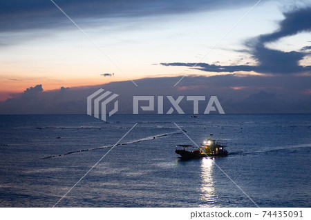 夜幕中的漁船 74435091