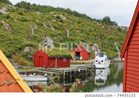 一個帶有明亮的紅色小屋的碼頭，霍達蘭，挪威 74435135