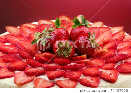 Strawberry cake with vanilla cream.Red background.Closeup 74437056
