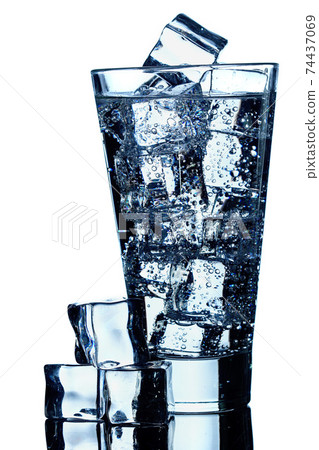 Glass of mineral carbonated water with ice 74437069