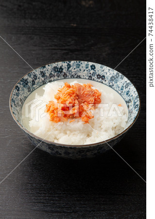 三文魚片飯 三文魚片飯 74438417