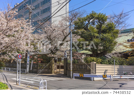 [東京上野]一條通向五國院的人行橫道，在上野的金葉寺內供奉著七個幸運神大國天。 74438532