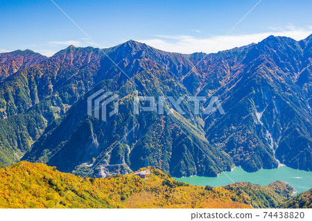 秋季從立山黑部阿爾卑斯山脈大干線眺望 秋季從立山黑部阿爾卑斯山脈大干線眺望 74438820