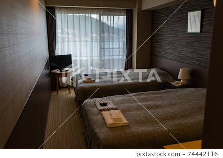 Hotel bedroom 74442116