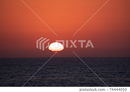 Deformed sunset on the horizon Deformed sunset on the horizon 74444050