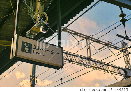 車站月台“監控攝像機與天空”的膠卷照片 74444215
