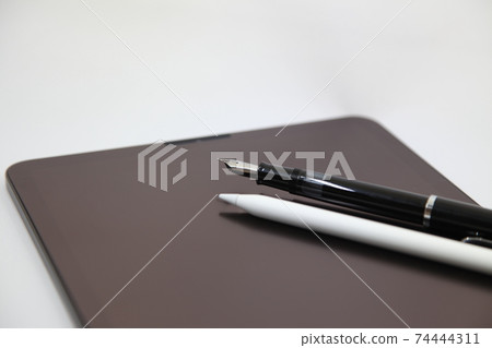 平板電腦終端和數字筆和鋼筆 平板電腦終端和數字筆和鋼筆 74444311
