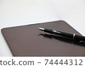 平板電腦設備和鋼筆 74444312