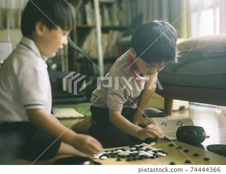 年輕的兄弟們去拍電影照片 74444366