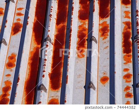 Rusted tin roof 74444382