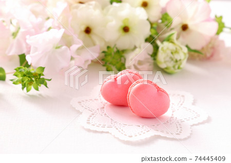 Pink heart-shaped macaron spring bouquet 74445409
