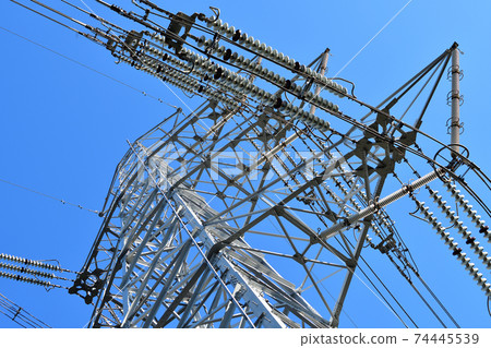 藍天和輸電塔 藍天和輸電塔 74445539