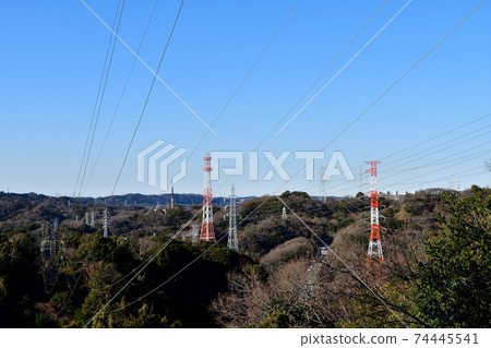 山區輸電塔,輸電線路和藍天 山區輸電塔,輸電線路和藍天 74445541