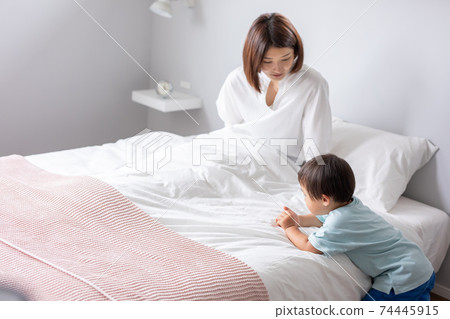 母親和孩子在床上說話 母親和孩子在床上說話 74445915