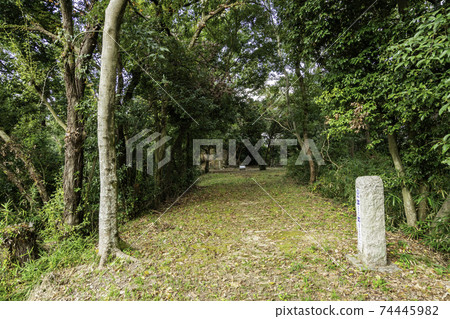 大阪府Habikino市Minamoto no Yoshiie陵周圍的築地寺遺址川口源治的發祥地 74445982