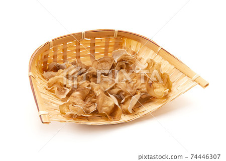 Dried white fungus Dried white fungus 74446307