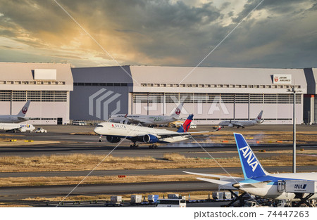 [Haneda Airport Terminal 3 Delta Air Lines Tire Smoke at Landing Air Synthesis]] 74447263