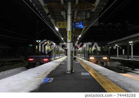 近江靜水站在晚上 74448288