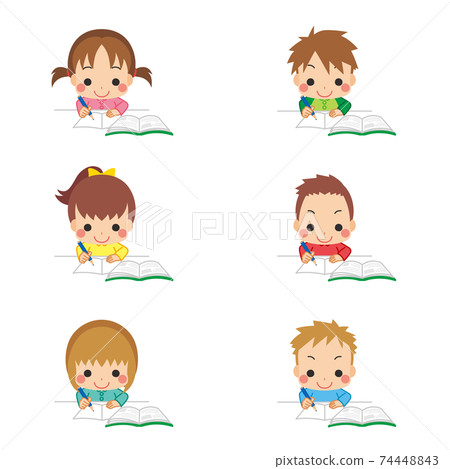 一個可愛的小孩，通過傳播課本和筆記本在桌子上學習的插圖集變異 74448843