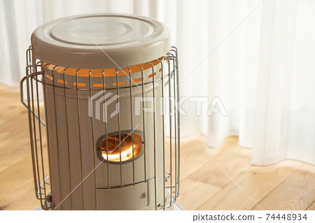 陽光普照的客廳爐灶（冬季） 74448934