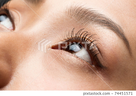 女性的眼睛閉上 女性的眼睛閉上 74451571