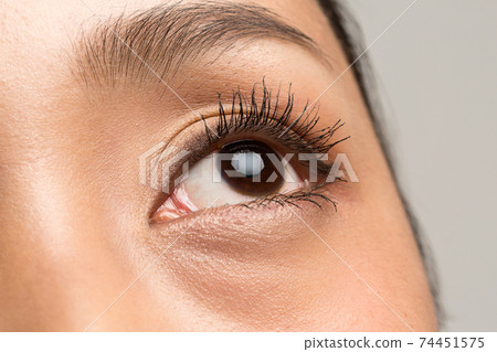 女性的眼睛閉上 74451575