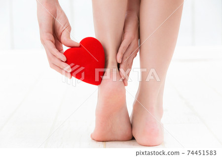 有心臟的一名婦女在她的腿。 74451583