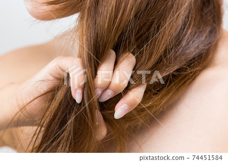 頭髮受損。 74451584
