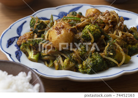 炒扇貝和西蘭花芽表 74452163