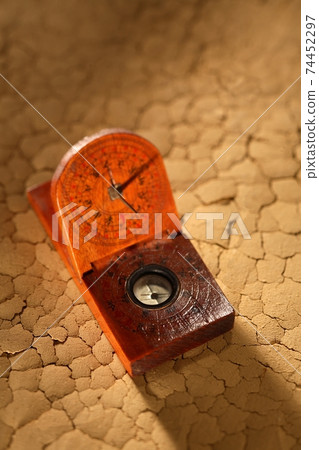 Old traditional compass 74452297