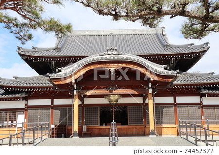 以恩庫佛而聞名的荒子觀音堂的正殿 以恩庫佛而聞名的荒子觀音堂的正殿 74452372