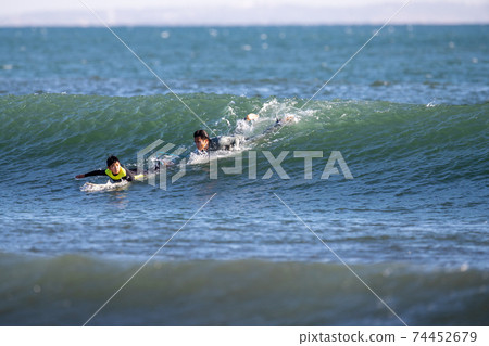 父母和孩子在湘南衝浪 74452679