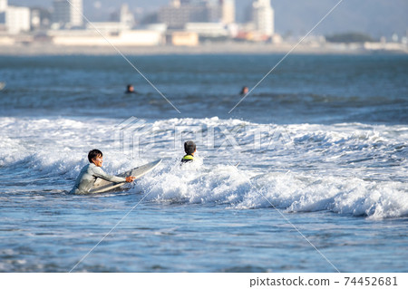 父母和孩子在湘南衝浪 父母和孩子在湘南衝浪 74452681