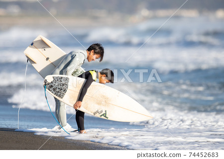 父母和孩子在湘南衝浪 74452683